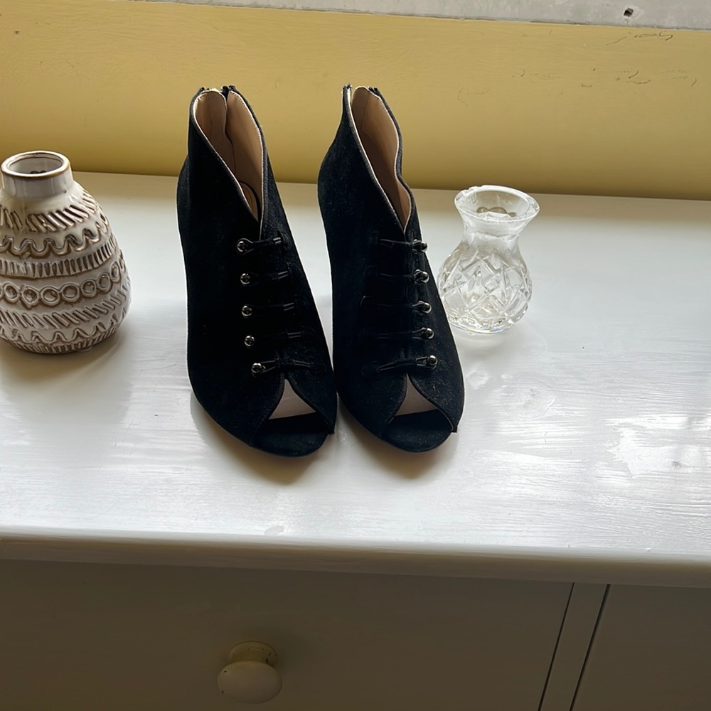 Black Adrienne Vittadini heels. Size 8 1/2. Worn once.